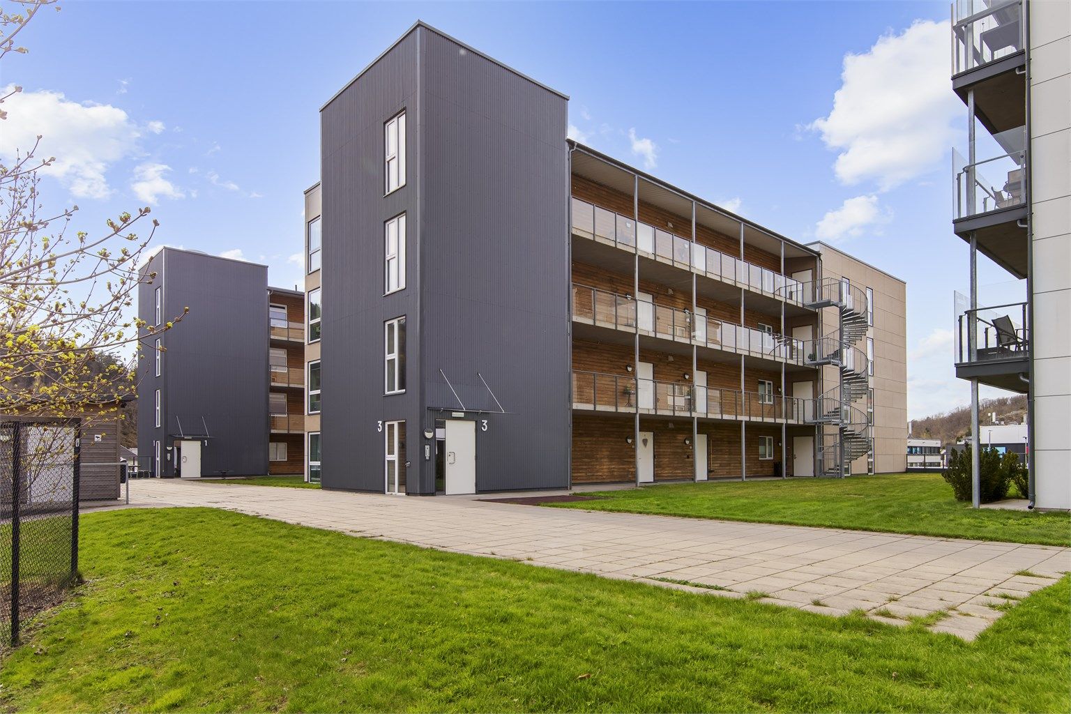 Bygget er fra 2020 og har heisadkomst fra garasjeanlegget og opp til leiligheten i 3. etasje.