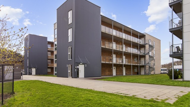 Bygget er fra 2020 og har heisadkomst fra garasjeanlegget og opp til leiligheten i 3. etasje.