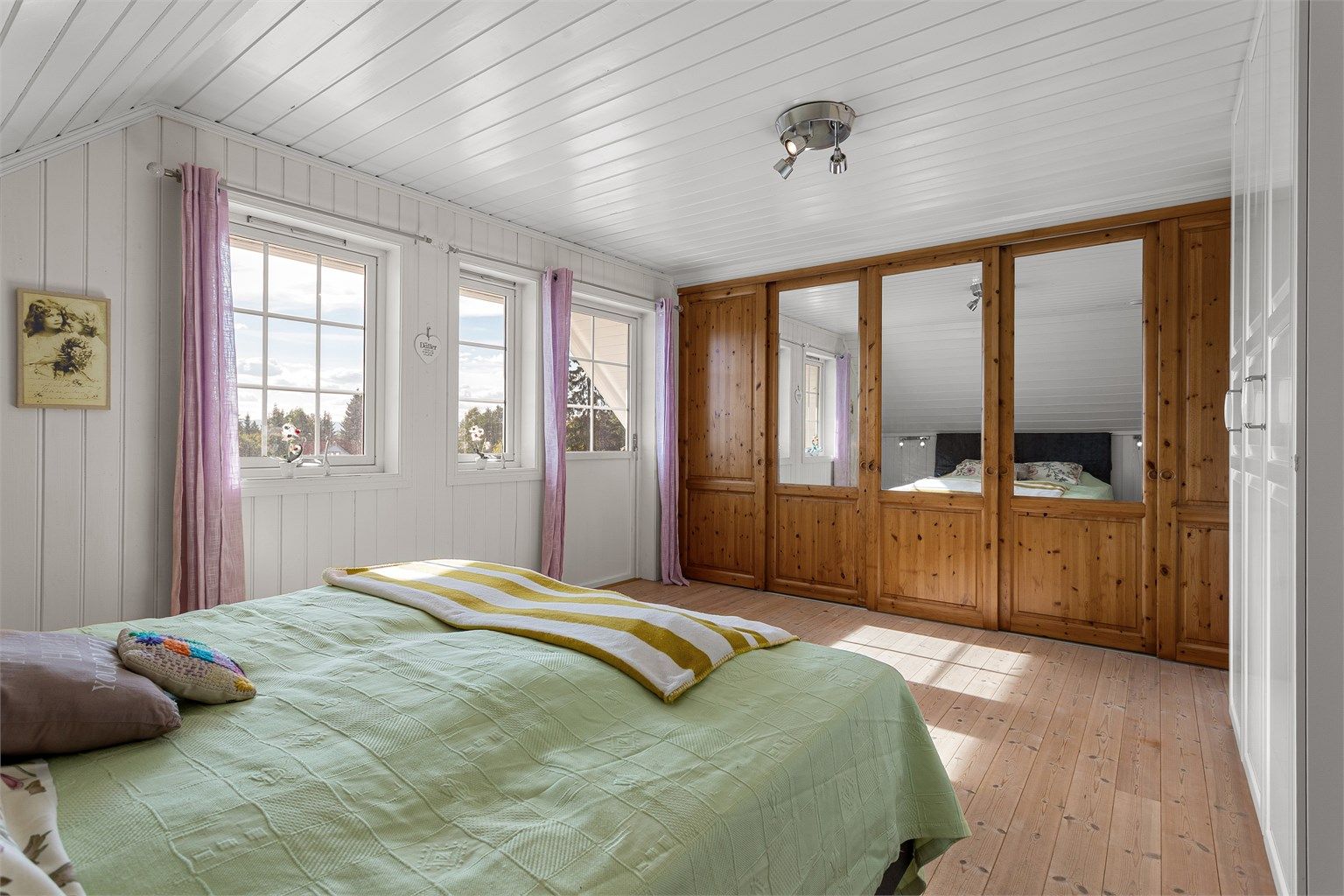 Godt med oppbevaringsplass i skyvedørsgarderobe og garderobeløsning.