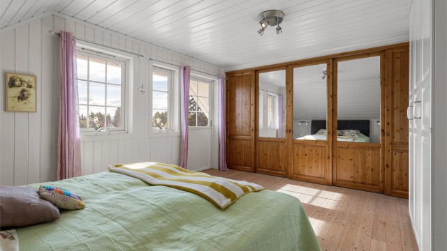 Godt med oppbevaringsplass i skyvedørsgarderobe og garderobeløsning.