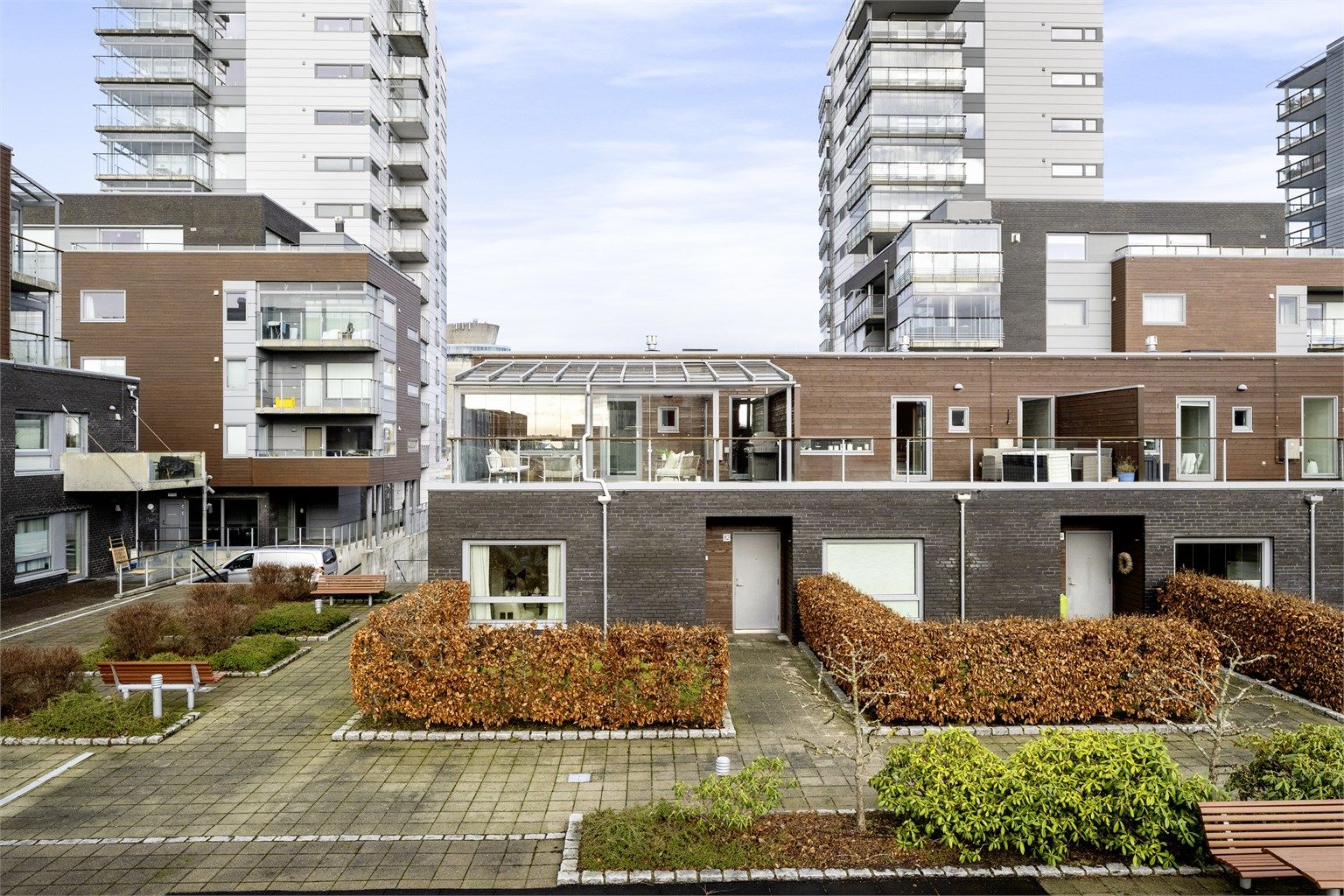 Et innholdsrikt enderekkehus over 2 plan med 3 soverom, 2 bad og hagestue.