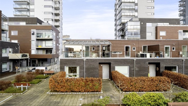 Et innholdsrikt enderekkehus over 2 plan med 3 soverom, 2 bad og hagestue.