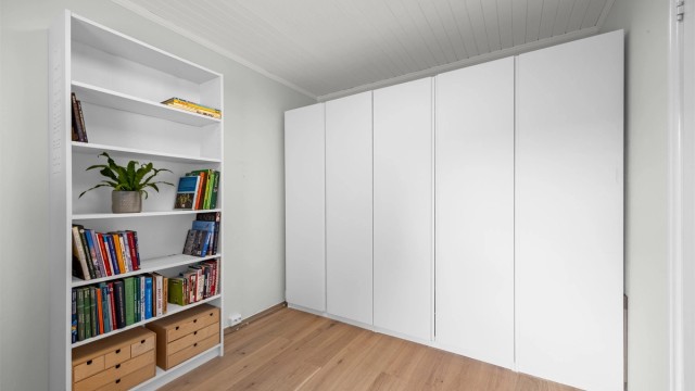 Soverom 2 har god plass til seng - stort innebygd skapsystem