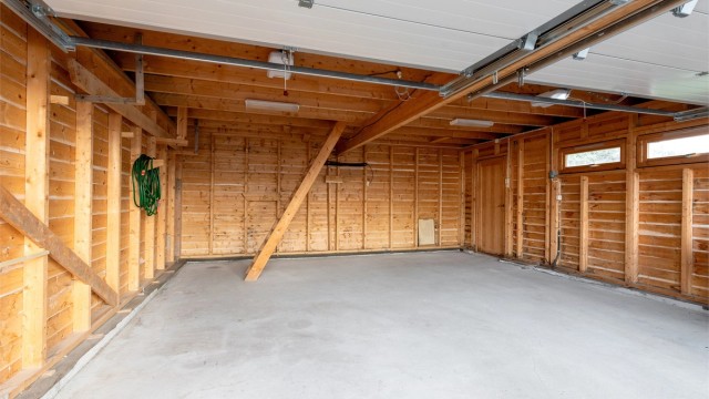 Innvendig i garasjen med trapp til loft med lagringmulighet