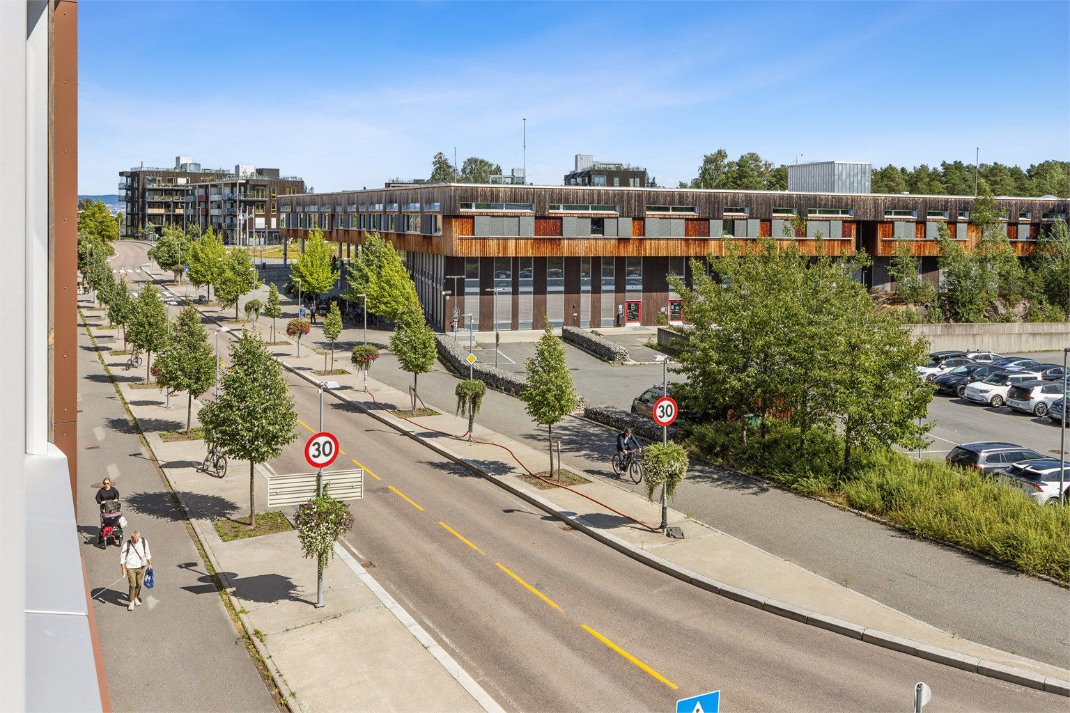 Leiligheten er beliggende høyt og luftig, som også byr på hyggelig utsyn til Tangenåsen. 