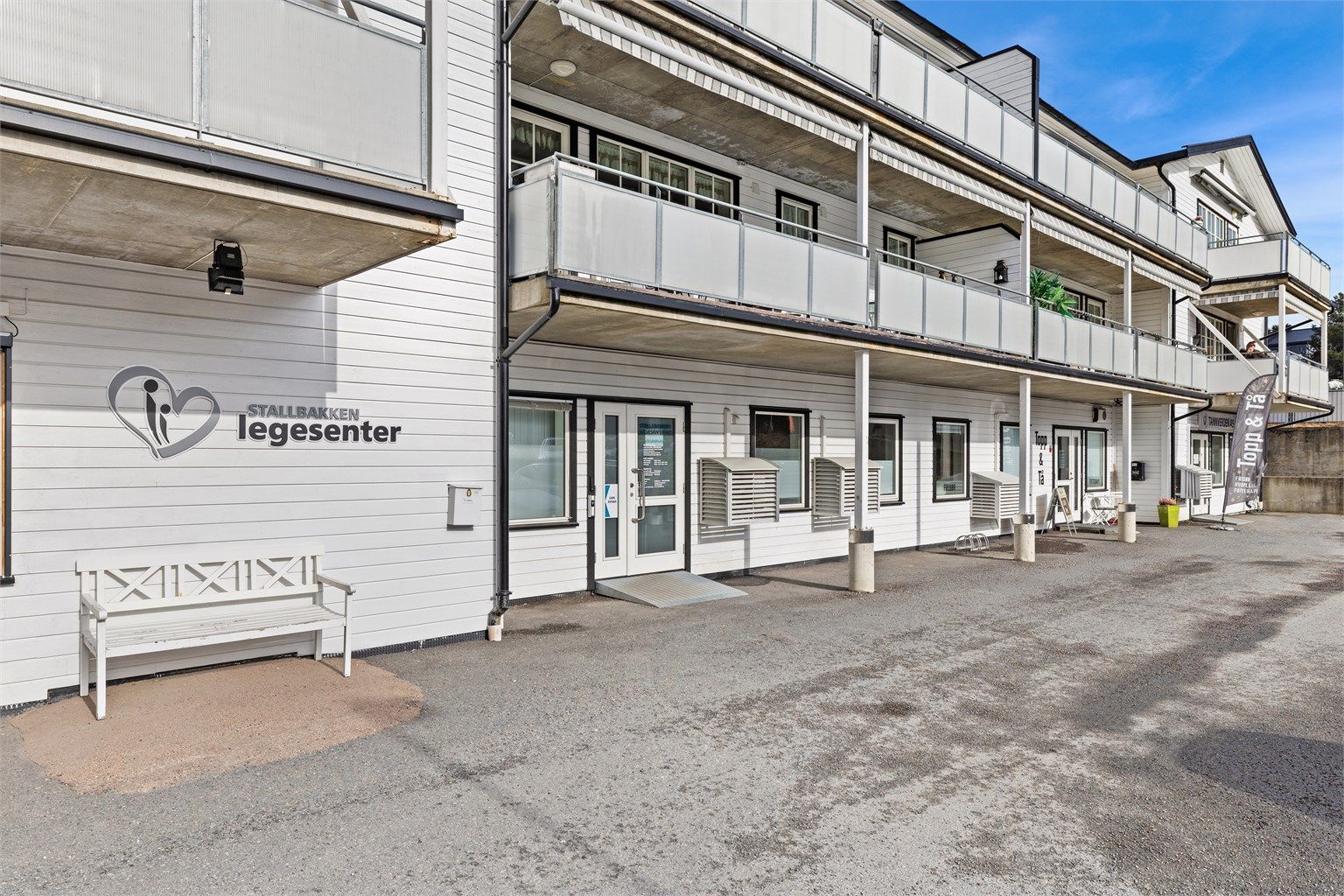 Næringslokalene i bygget huser blant annet legesenter