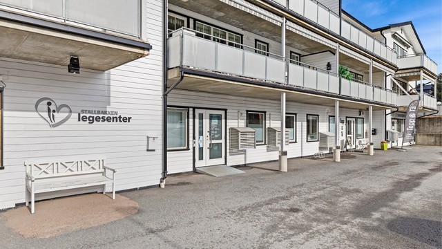 Næringslokalene i bygget huser blant annet legesenter