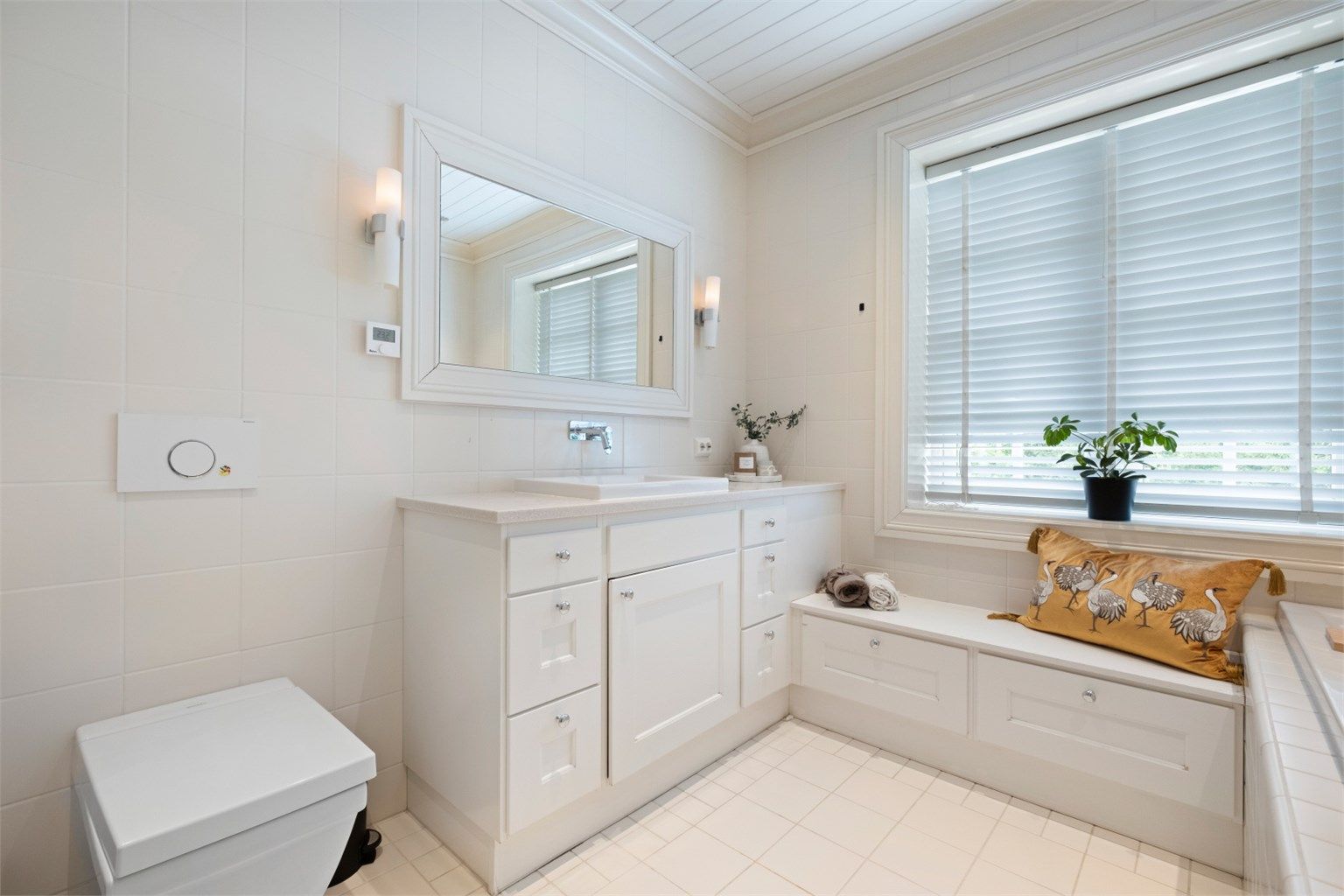 Det andre badet i etasjen er romslig og har en praktisk slagbenk med skuffeplass