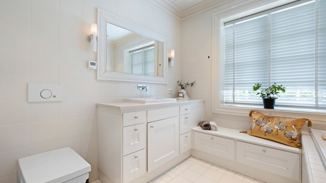 Det andre badet i etasjen er romslig og har en praktisk slagbenk med skuffeplass