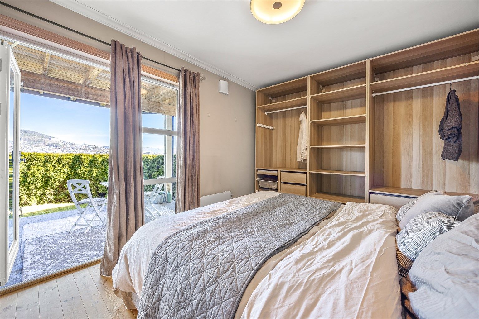 Hovedsoverommet har direkte utgang til en overbygget uteplass på 9 m² og hagen.