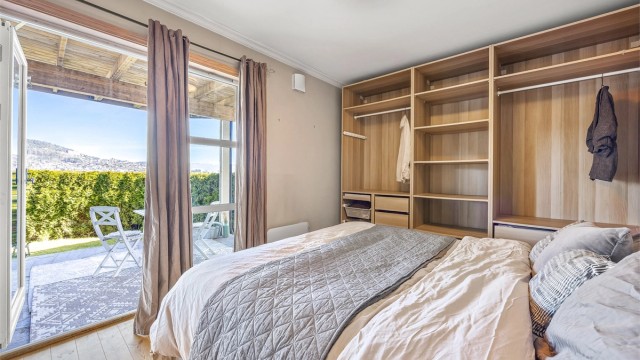 Hovedsoverommet har direkte utgang til en overbygget uteplass på 9 m² og hagen.