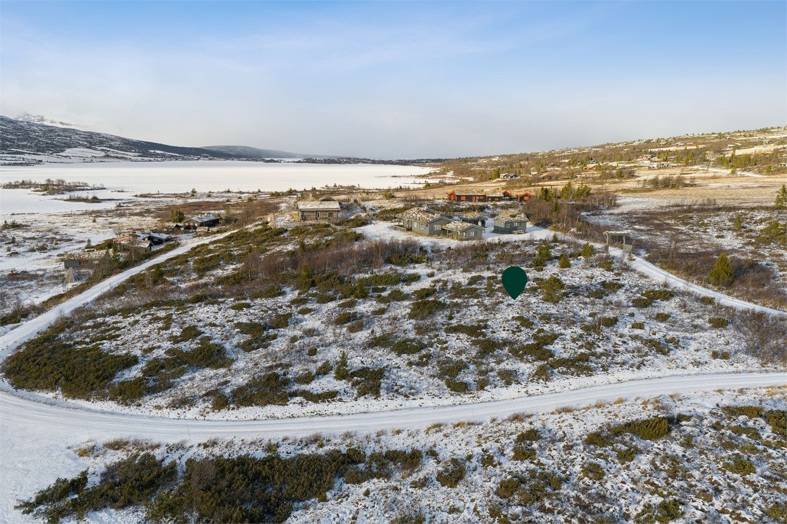 Tomten byr på gode solforhold og en vidstrakt utsikt over det omkringliggende landskapet. Foto: Efkt AS