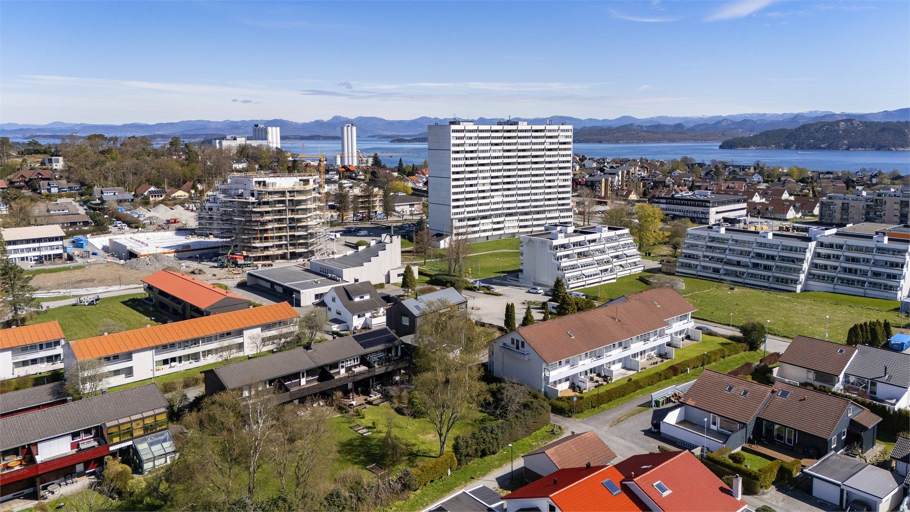 Området har et bredt servicetilbud og gode kollektivforbindelser, med både buss og Mariero togstasjon i gangavstand.