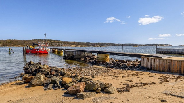 Eiendommen er tilknyttet velforeningen Auve Vel, som gir mulighet for båtplass.