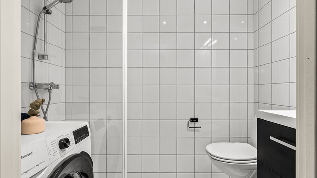 Flislagt bad fra byggeår med varme i gulv.