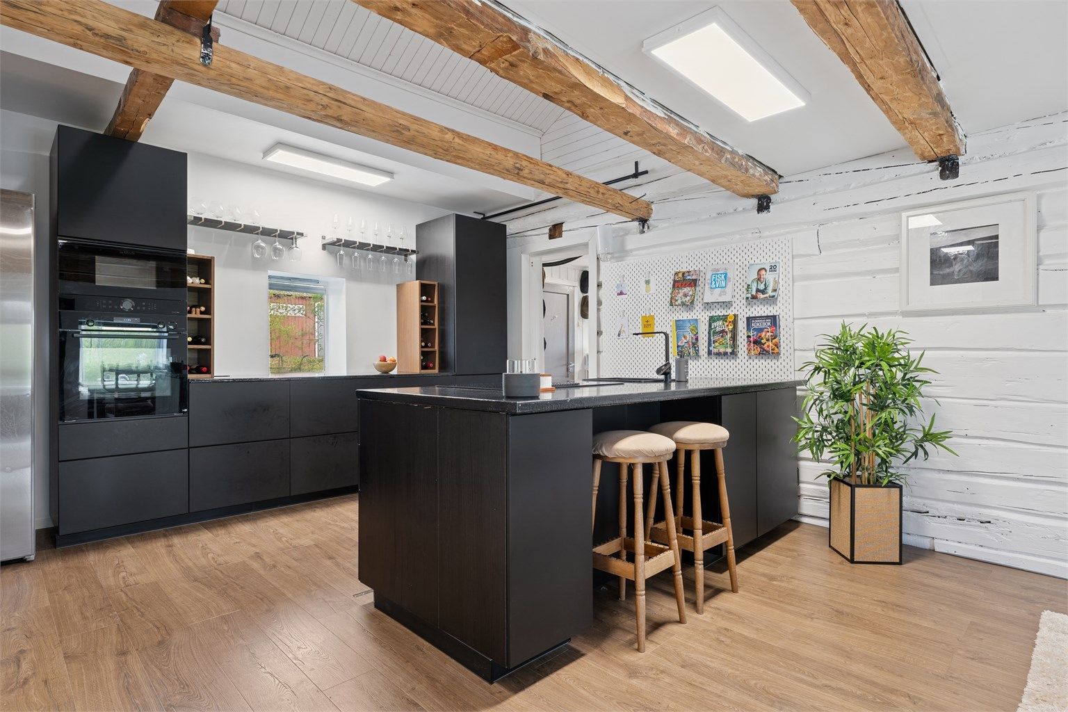 Kjøkkenet er fra 2021 og har smakfull innredning med glatte fronter og spesiell benkeplate laget av varmebestandig epoxy beregnet for slik bruk.