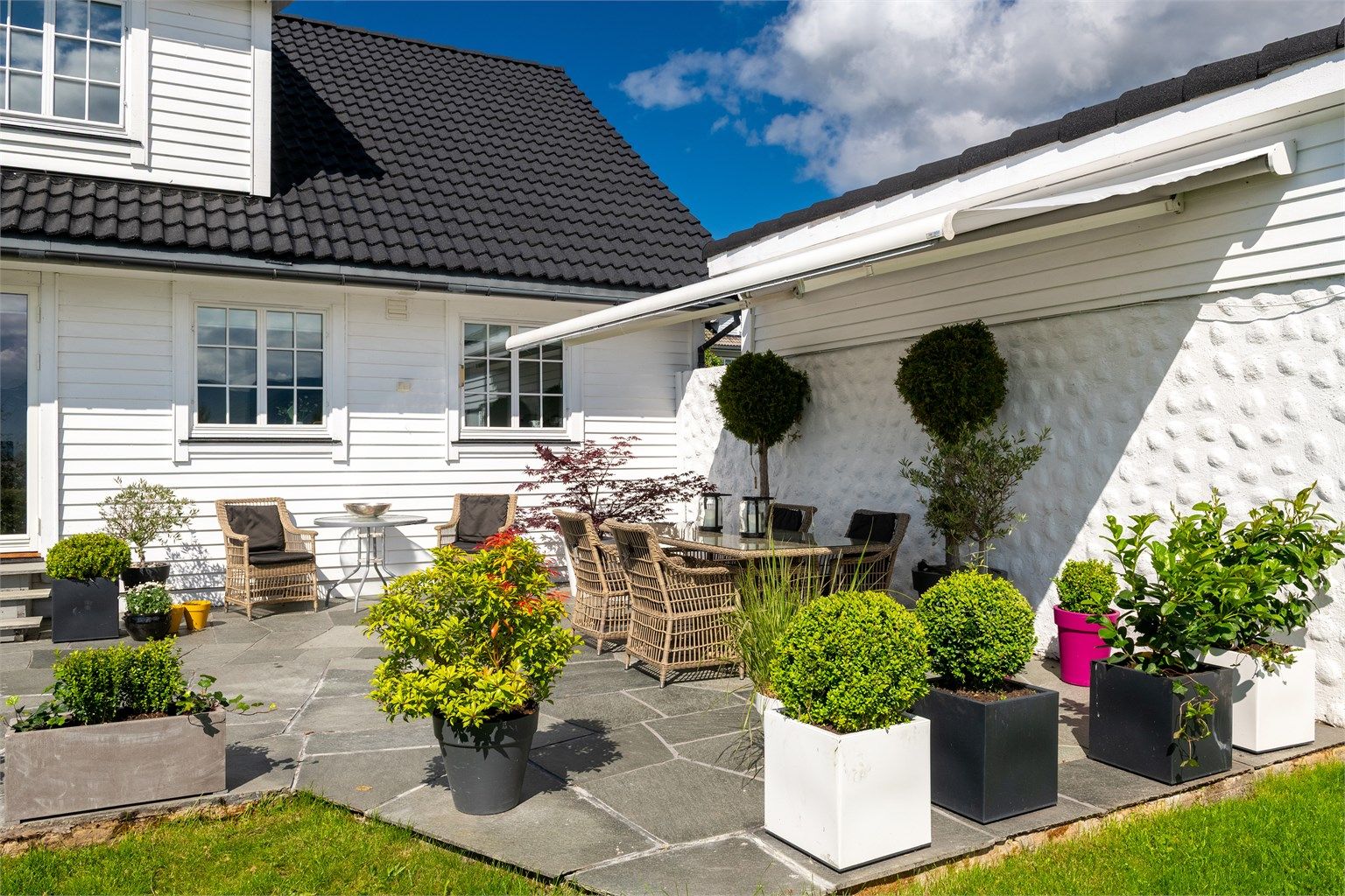 Uteplassen er delvis skjermet og ligger i tilknytning til garasjen.