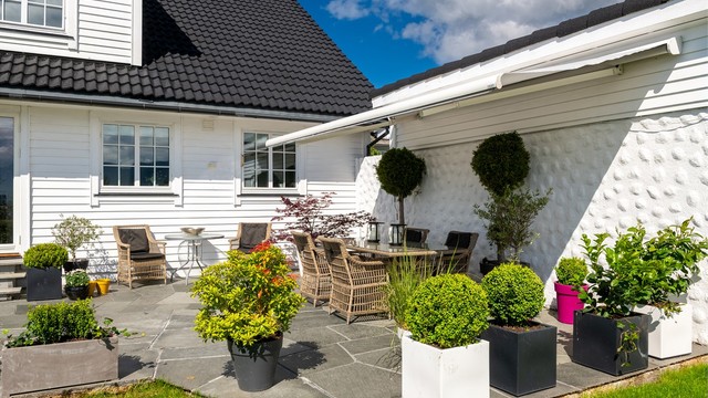 Uteplassen er delvis skjermet og ligger i tilknytning til garasjen.