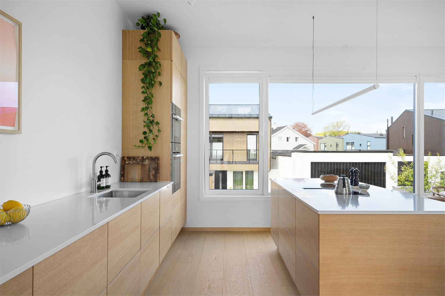 Lekkert HTH kjøkken i eik med Silestone stenplate.