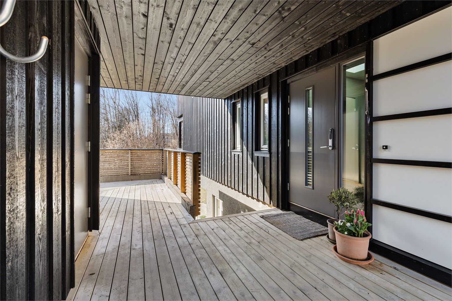 Inngangspartiet til boligen. Til venstre er døren til garasjen. Du kan gå tørrskodd over til garasjen og uteboden.