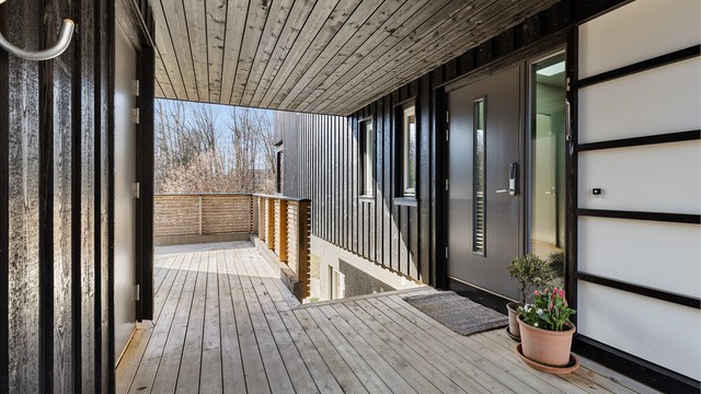 Inngangspartiet til boligen. Til venstre er døren til garasjen. Du kan gå tørrskodd over til garasjen og uteboden.