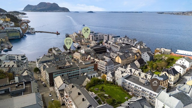 Nærområdet for øvrig har godt tilbud av kollektiv transport med bussholdeplass og hurtigbåtkai. Ved Thon hotell ligger Svai Sauna