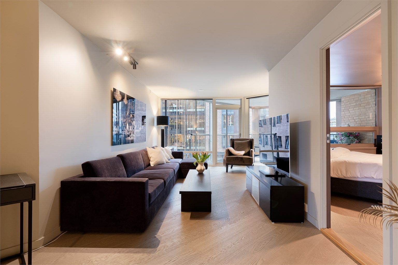 Stuen er åpen og lys og kan enkelt innredes med en hyggelig sittegruppe og tilhørende salongbord og tv-seksjon.