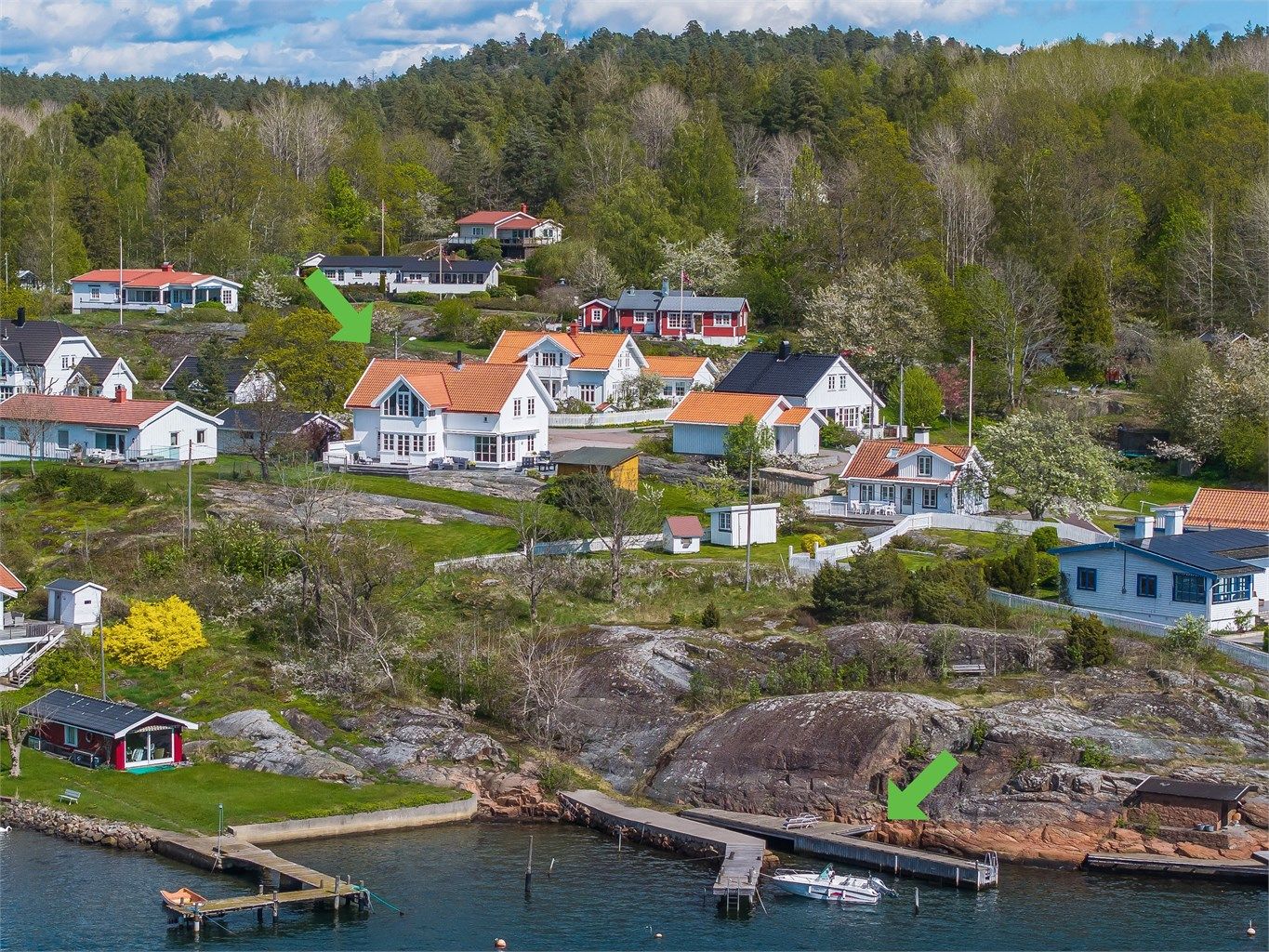 En nydelig enebolig beliggende sjønært og rolig til - med tinglyst brygge og båtplass. 