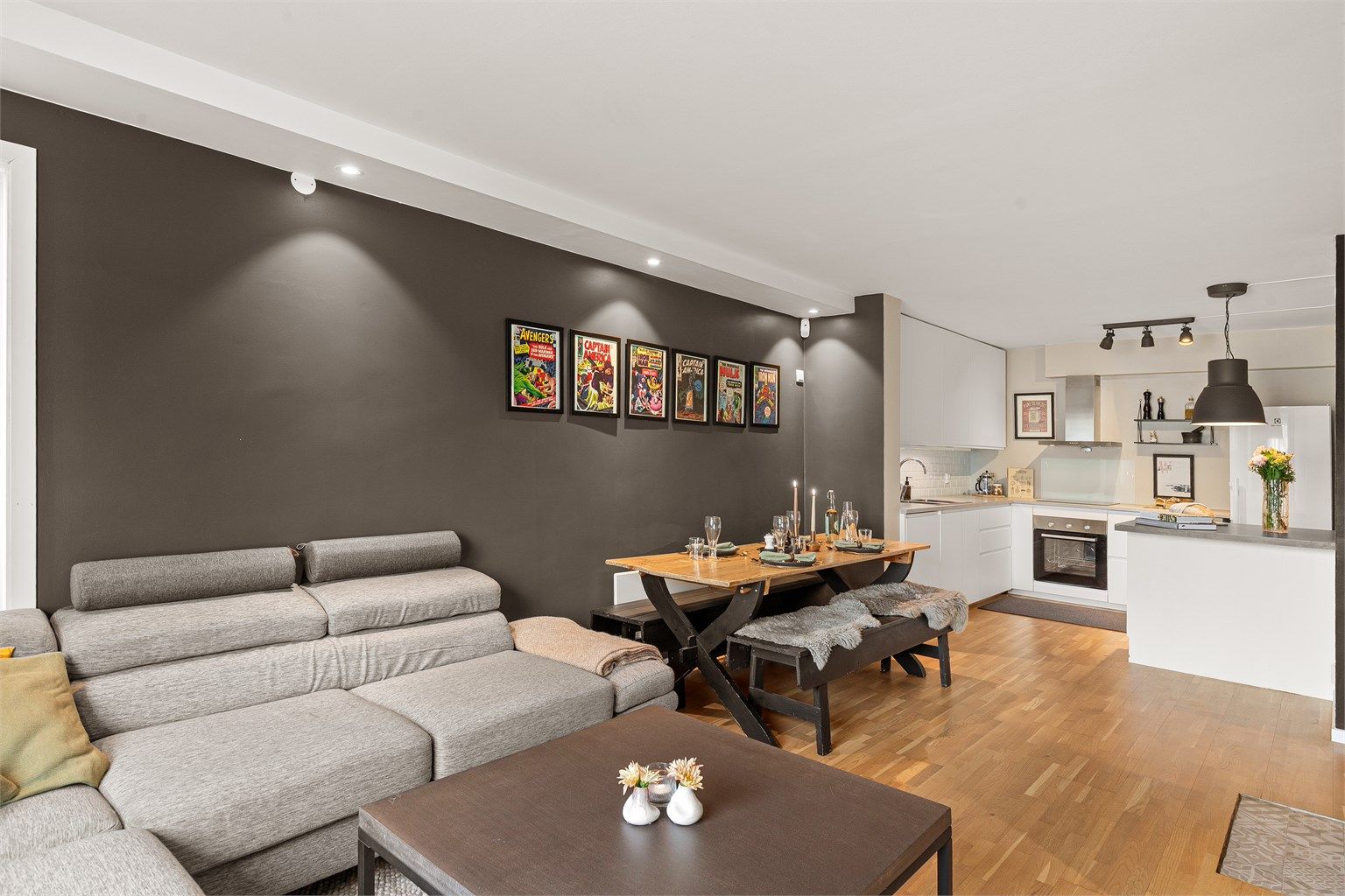 Leiligheten har en lys og åpen løsning mellom kjøkken og stue. Foto: Stener Widnes