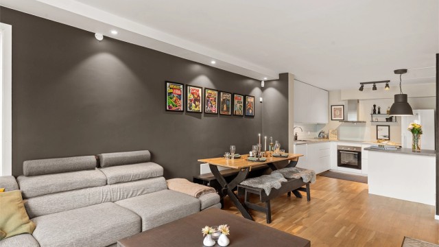 Leiligheten har en lys og åpen løsning mellom kjøkken og stue. Foto: Stener Widnes