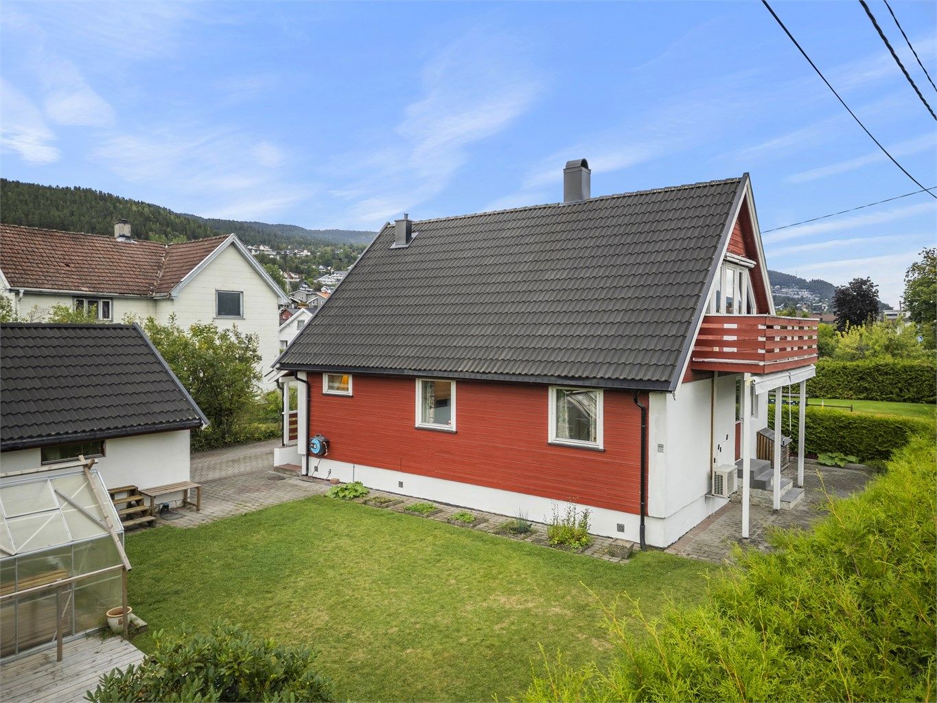 Frittstående garasje på ca. 25 kvm med el-billader fra 2022