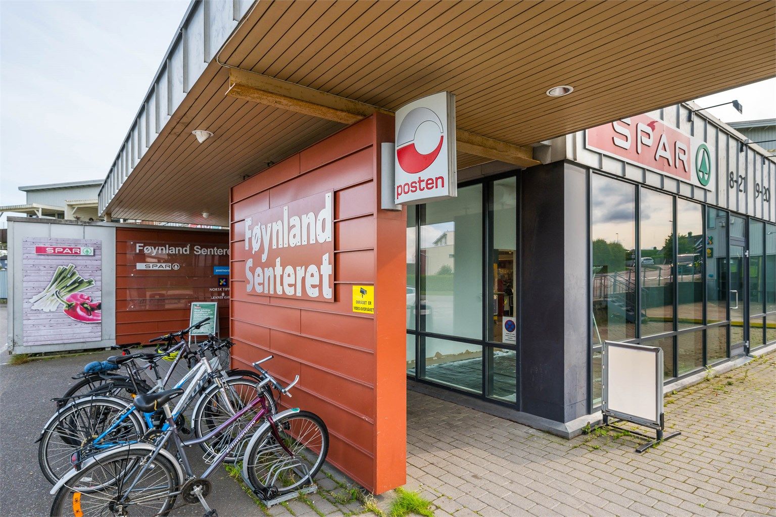 På Foynland finner man et forretningssenter med dagligvarebutikk, kiosk samt gave- og interiørforretning m.m. 