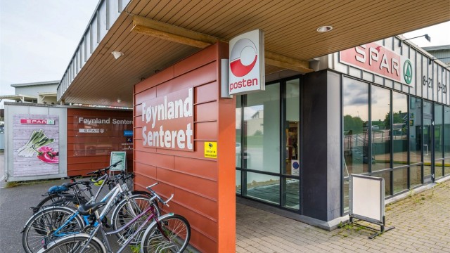 På Foynland finner man et forretningssenter med dagligvarebutikk, kiosk samt gave- og interiørforretning m.m.