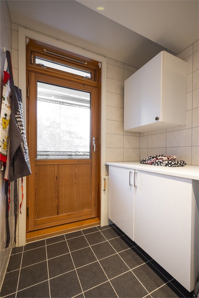 Fra vaskerommet kommer du dessuten ut til en praktisk luftebalkong. Balkongen er på ca. 2 kvm og vender mot øst