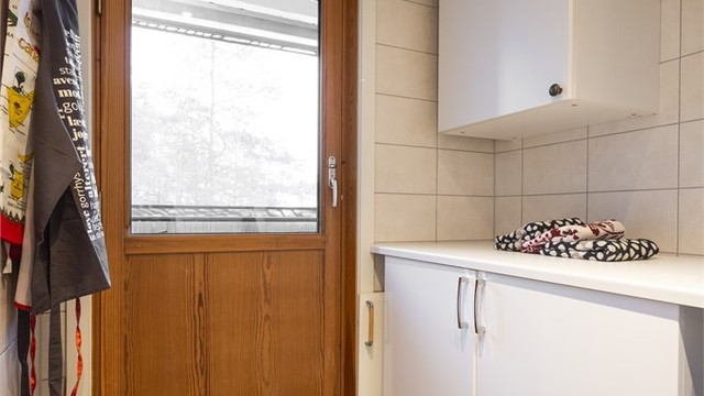 Fra vaskerommet kommer du dessuten ut til en praktisk luftebalkong. Balkongen er på ca. 2 kvm og vender mot øst