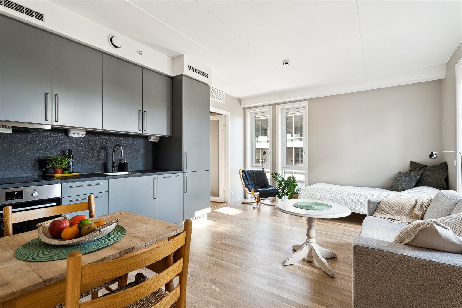 Kombinert stue-/kjøkken-/soveromsløsning med flere møbleringsmuligheter.