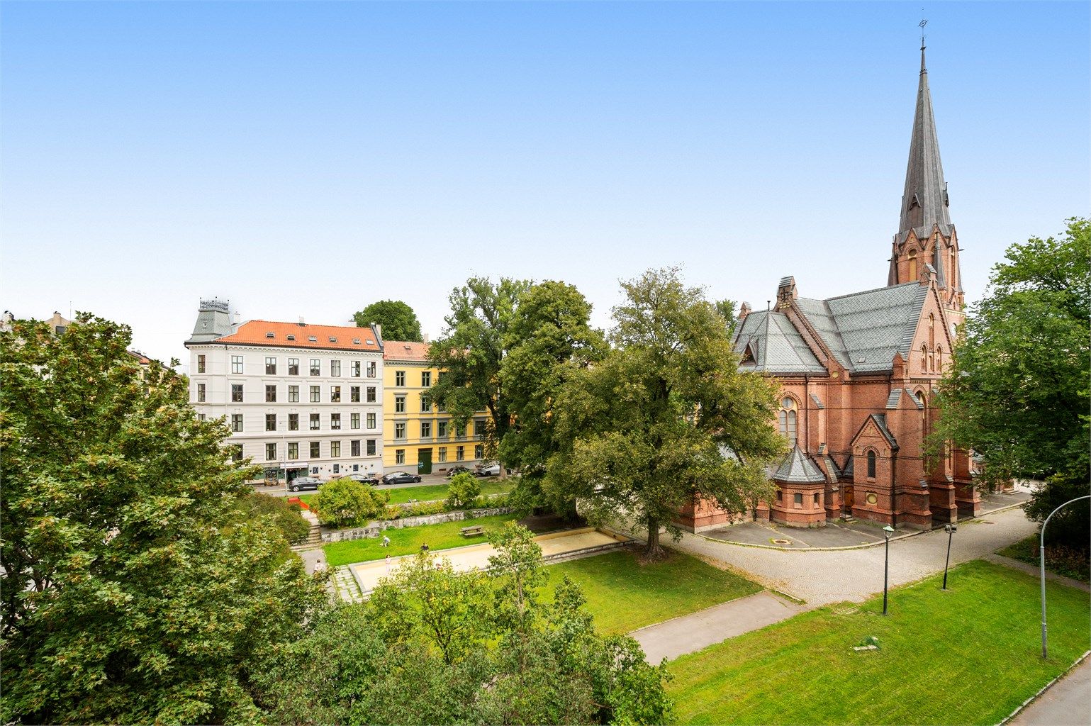 Utsikten fra leiligheten til flotte Paulus kirke.