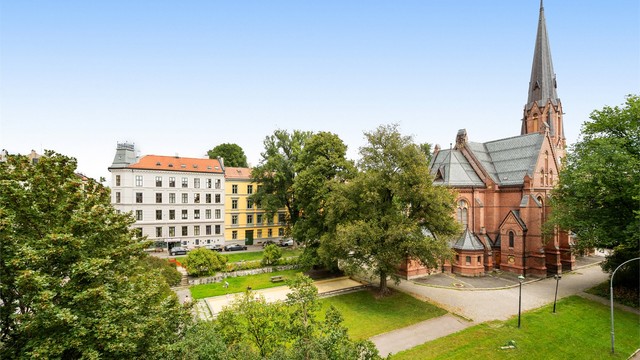 Utsikten fra leiligheten til flotte Paulus kirke.