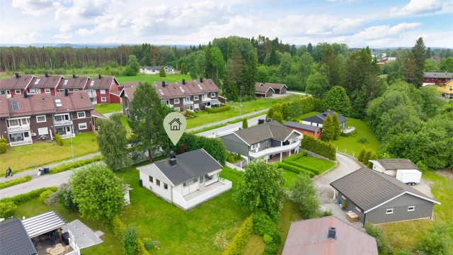 Velkommen til Karudvegen 20! Hyggelig og lettstelt enebolig med alt samlet på ett plan og sentral beliggenhet nær Løten sentrum.