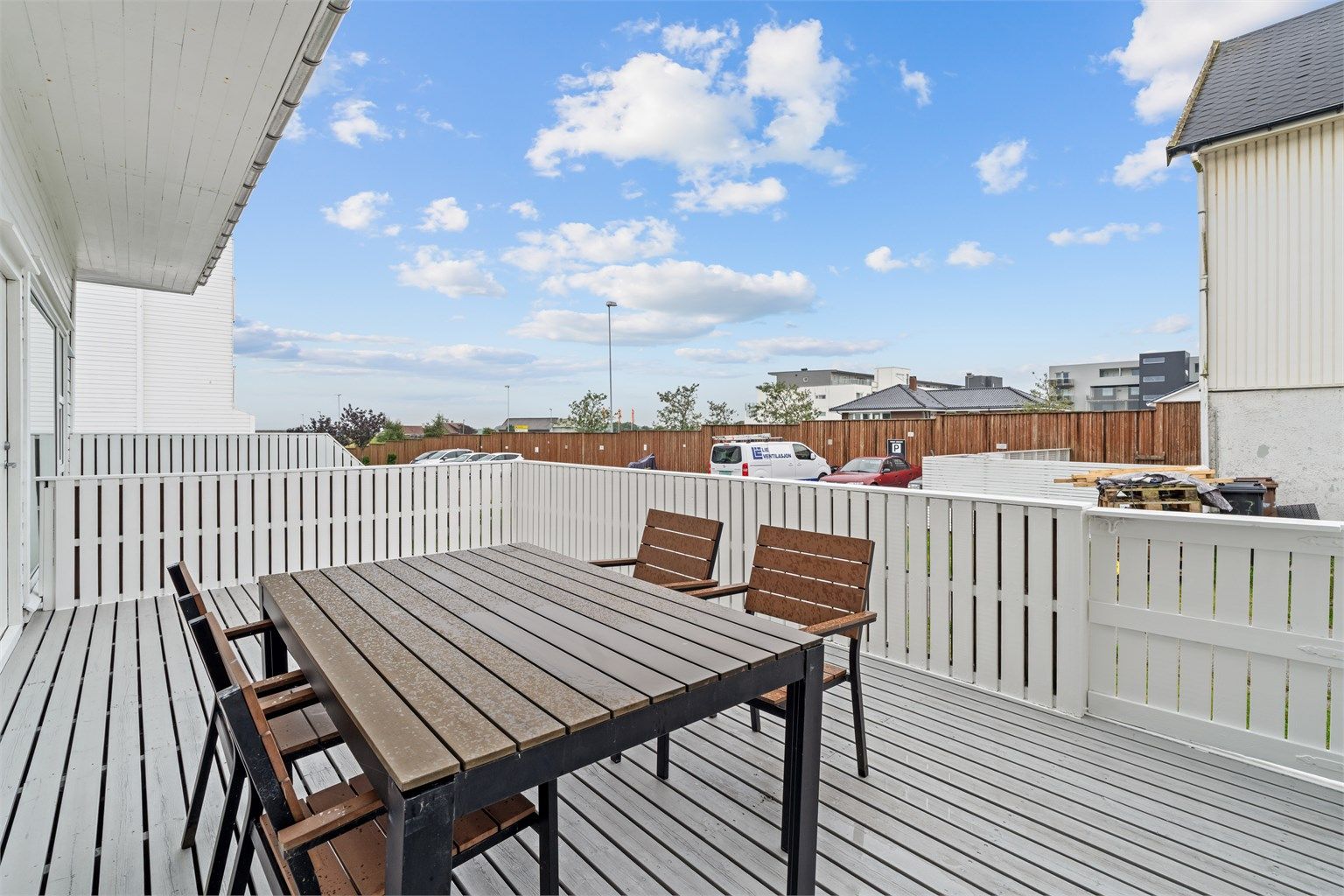 Fra stuen er det utgang til en romslig terrasse.
Foto: Nordbø Foto