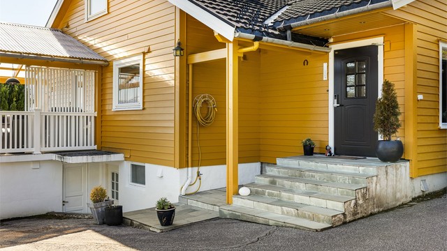 Utvendig adkomst til hovedetasjen via en støpt, skiferbelagt trapp