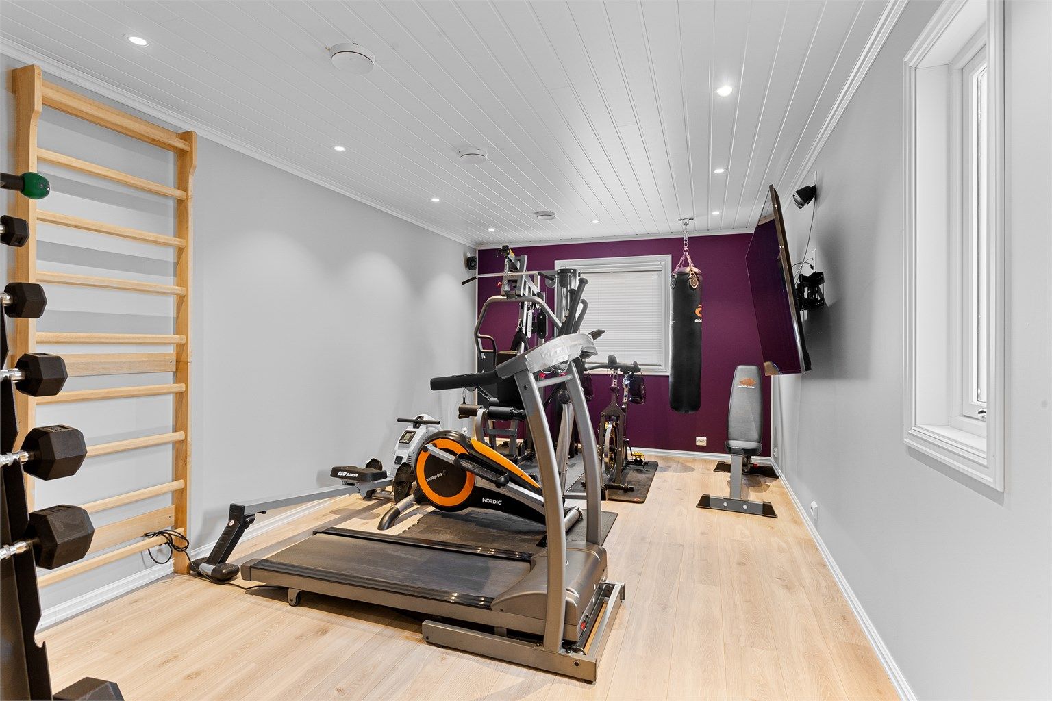 Flott treningsrom i trimmhuset med god plass til flere treningsapparater