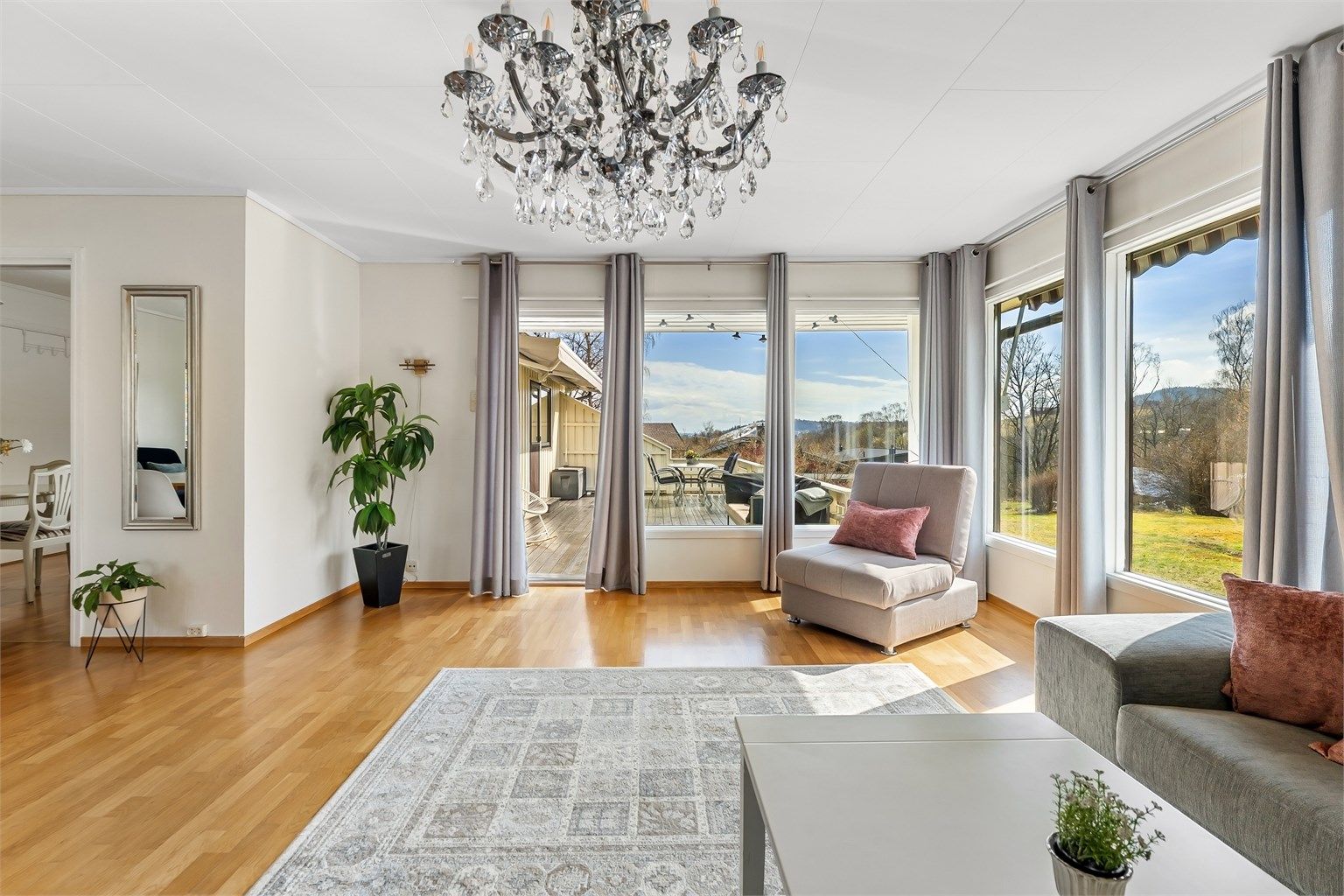 Fra stuen er det utgang til en nydelig terrasse