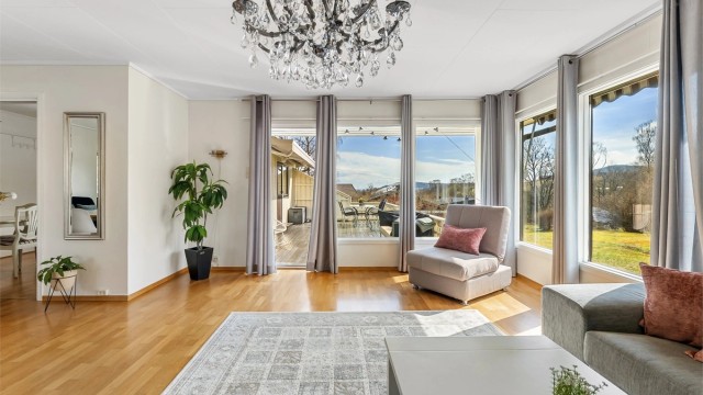 Fra stuen er det utgang til en nydelig terrasse