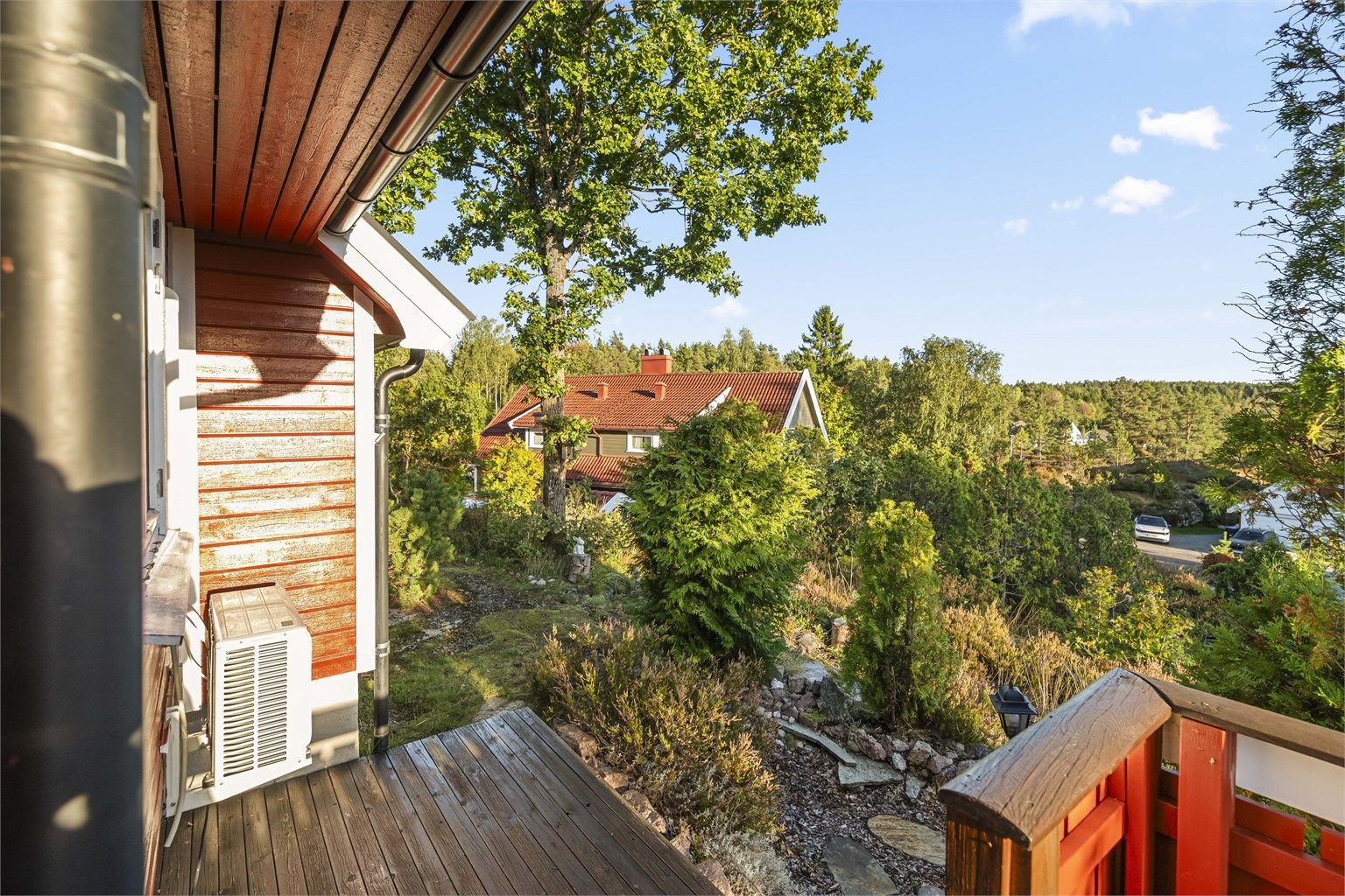 Fra uteområdet ser man utover det etablerte og rolige nabolaget i Kodal.