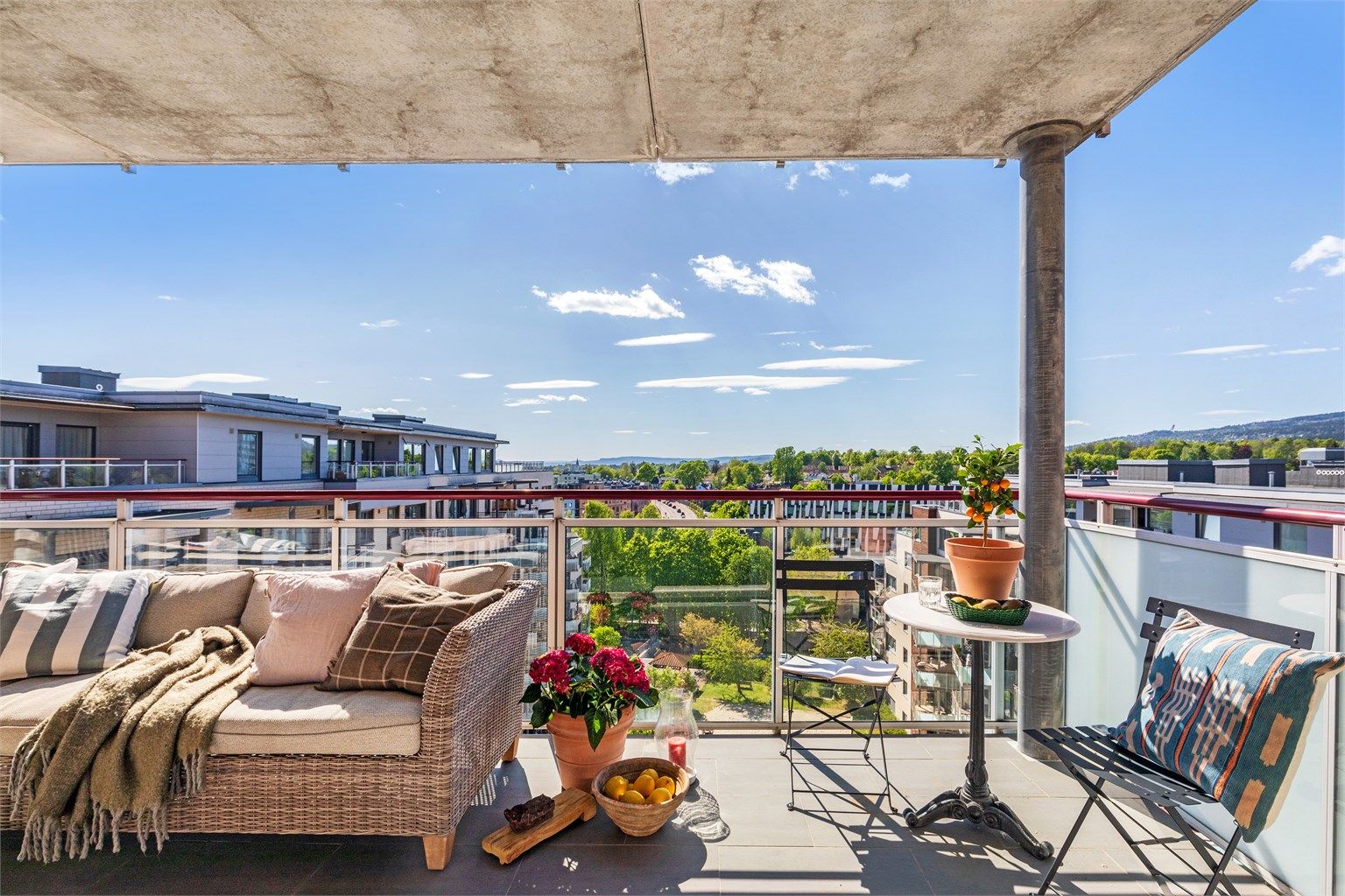 Velkommen til Nydalen Allé 17, flott 2-romsleilighet med herlig balkong sentralt i Nydalen.