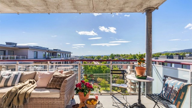 Velkommen til Nydalen Allé 17, flott 2-romsleilighet med herlig balkong sentralt i Nydalen.