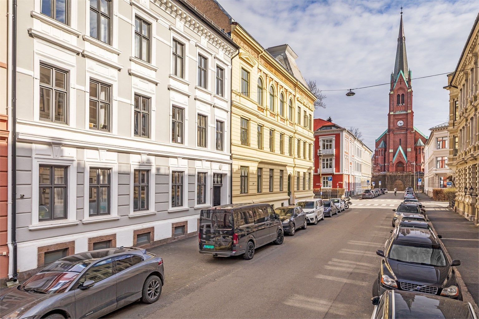 Meget sentral og rolig beliggenhet med gangavtand til "alt" du trenger