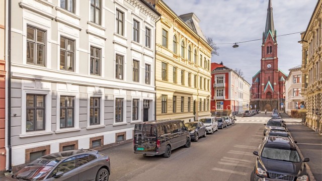 Meget sentral og rolig beliggenhet med gangavtand til "alt" du trenger