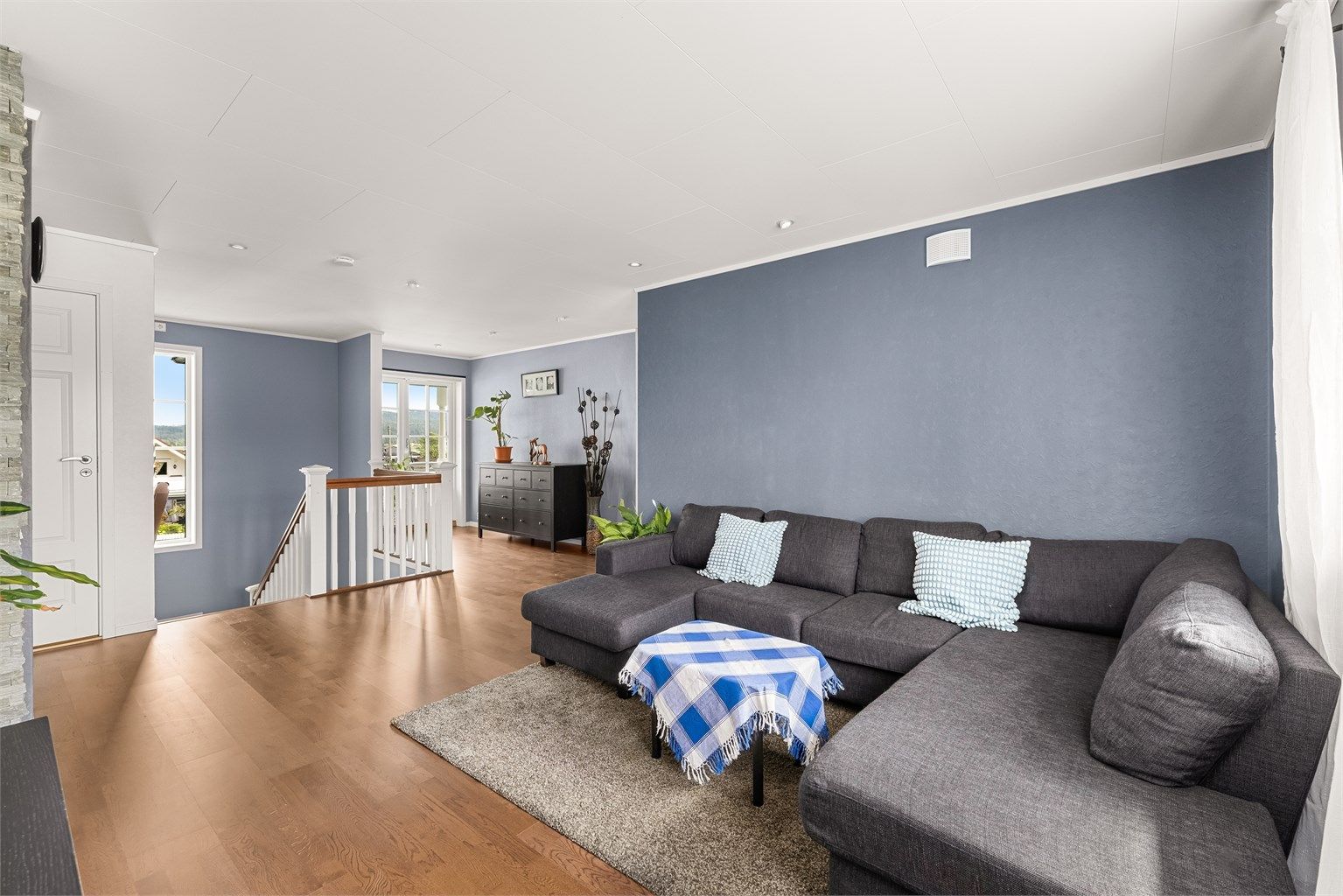 Stuen byr på gode møbleringsmuligheter, store vindusflater og integrerte downlights i himlingen. Fra stuen er det utgang til balkong.